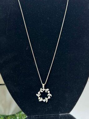 N45 - 925 Sterling Silver Leaf Wreath Pendant Necklace 16” Dainty Minimalist
